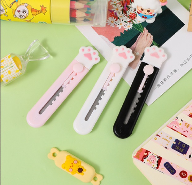 Нож канцелярский мини " Лапка" ( в 3х цветах - черн,бел,роз)